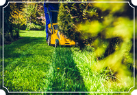 Jardinero cortando el césped con máquina