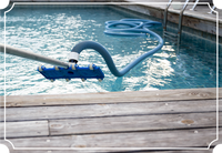 Persona limpiando una piscina